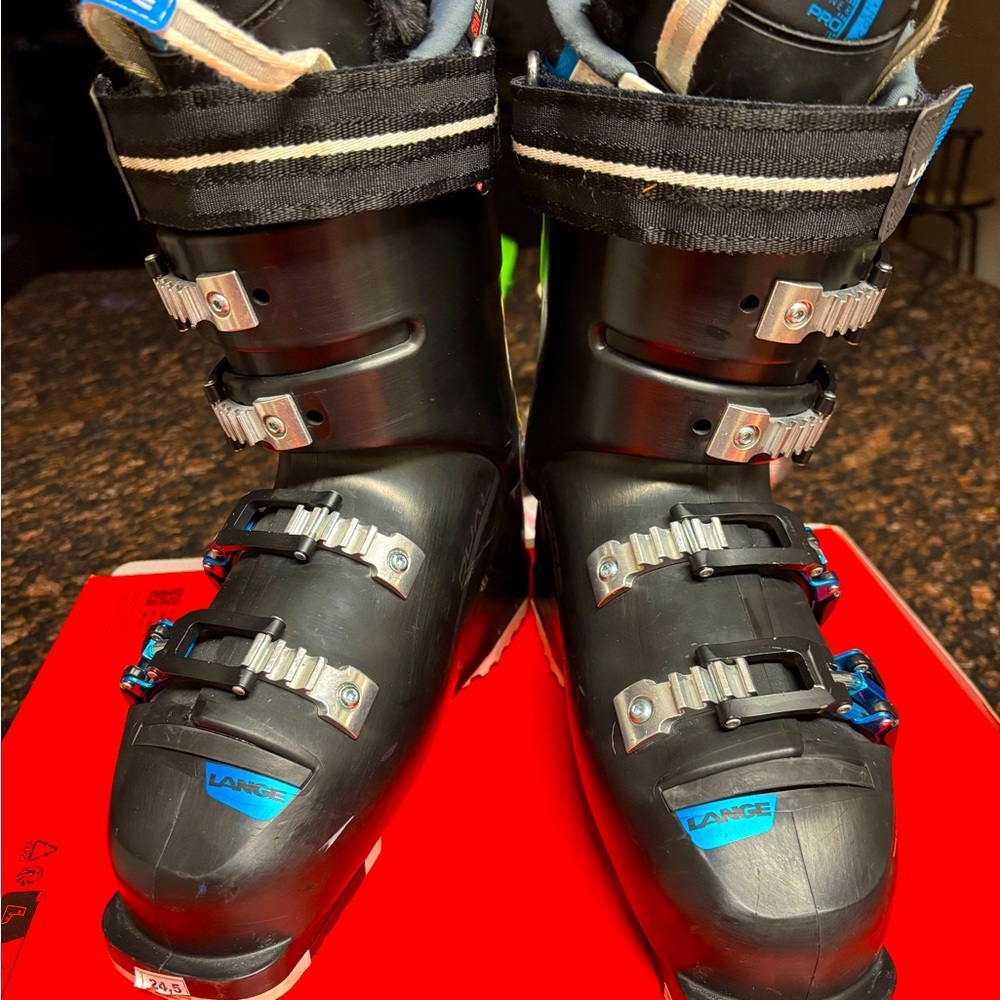 2023 LANGE RX 110 medium volume-women ski boots , barely used, almost as new.